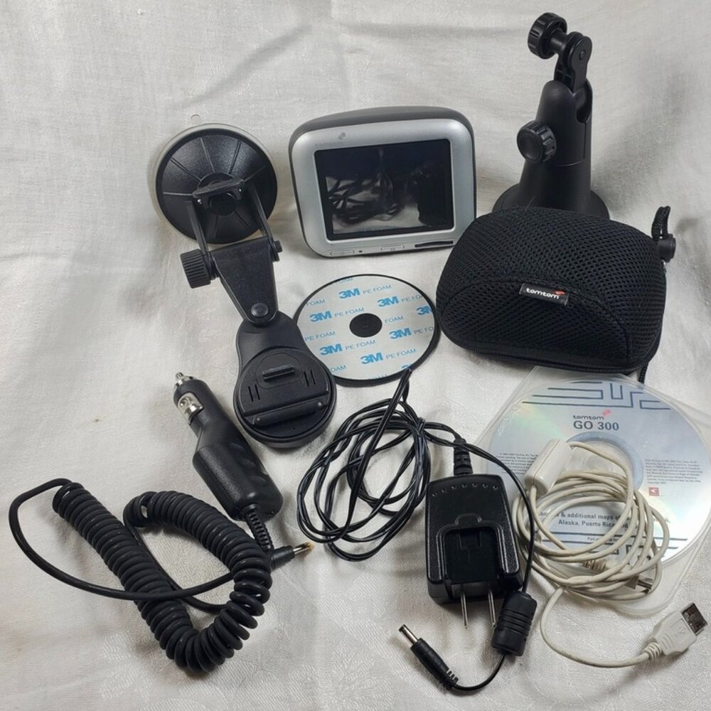 TOM TOM GO 300 AUTO PORTABLE GPS NAVIGATION USA MAPS TOUCHSCREEN +ACCESSORIES